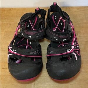 Gold Pigeon Shoes Toe Guard Outdoor athletic water sandals women’s size 9